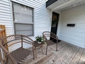 Port NechesにあるQuiet & Cozy in 3BR 2BAの家の玄関に座る籐椅子2脚