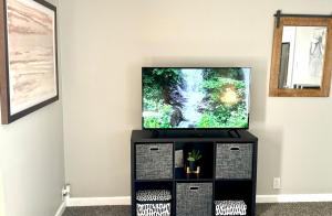 Port NechesにあるQuiet & Cozy in 3BR 2BAの薄型テレビ(テレビ台の上に座る)
