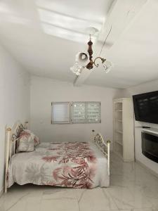Katil atau katil-katil dalam bilik di Guest House Provencal