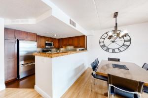 ブルー・マウンテンズにあるCachet Crossing 215のテーブルと壁に時計があるキッチン