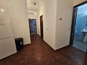 un corridoio vuoto con bagno e lavandino di Blife Tonya - private rooms at Santantonya 1st floor a Faro