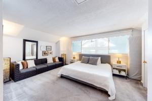 ブルー・マウンテンズにあるCachet Crossing 215の大きなベッドとソファのある寝室