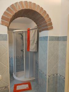an archway in a bathroom with a shower at Appartamento in Pietrasanta in Pietrasanta +4 photos