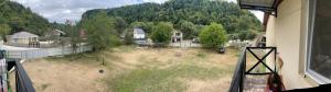 una vista aérea de un patio con casas y árboles en Cagveri, timotesubani, en Timotisubani