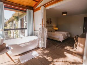 a bathroom with a tub and a bed in a room at Hotel Sonnet Curitiba in Curitiba +43 photos