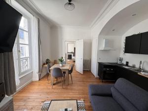 a living room with a table and a dining room at The Central - 5p - Rêve au Mans in Écommoy