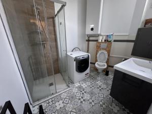 a bathroom with a shower and a toilet and a sink at The Central - 5p - Rêve au Mans in Écommoy