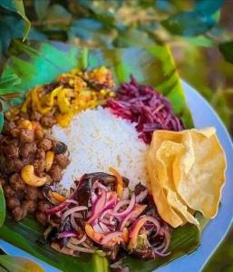 un plato de comida en una hoja de plátano en Hela Moksha Ayurvedic Villa, en Aluthgama