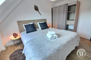 a bedroom with a bed with two towels on it at Etoile de mer in Erquy +22 photos