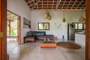 a living room with a couch and a table at Villa Estrelas Atins in Atins