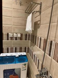 una pequeña cocina con lavadora en una habitación en مارينا جده للشقق المخدومه, en Yeda