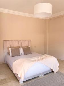 马拉喀什City center 2 bedroom in heart of Marrakech的房间里有一张白色大床的卧室 更多17张照片