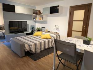 a bedroom with a bed with yellow pillows and a desk at Casa Vianella in Grado