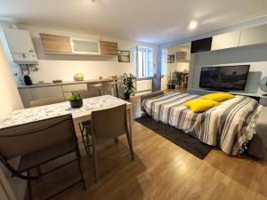 a bedroom with a bed with yellow pillows and a table at Casa Vianella in Grado