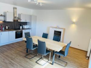 a kitchen and dining room with a wooden table and chairs at Ferienwohnung Bad Camberg - Apartment Baumwipfel in Bad Camberg