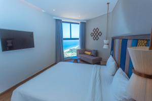 ムイネーにあるApec mandala Apartment - APEC Mandala Ocean View Mui Neの海の見えるベッドのある寝室