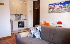 a living room with a couch and a kitchen at Home & Pet - Tralci in Basiglio