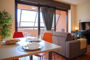a living room with a table and a couch at Home & Pet - Tralci in Basiglio