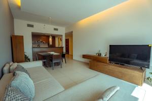 TV a/nebo společenská místnost v ubytování Stylish 1BR Sleeps 4 Gate Tower, Reem Island