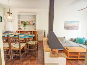 ein Esszimmer mit Tisch und Couch in der Unterkunft Ocean Spirit House by Hello Homes Sitges in Sitges