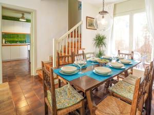 ein Esszimmer mit einem Holztisch und Stühlen in der Unterkunft Ocean Spirit House by Hello Homes Sitges in Sitges + 22 Fotos