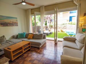 ein Wohnzimmer mit Sofa und Tisch in der Unterkunft Ocean Spirit House by Hello Homes Sitges in Sitges