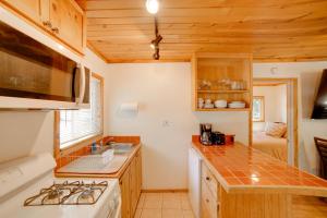 Φωτογραφία από το άλμπουμ του Walk to Golf Course Cobb Mountain Nature Escape σε Cobb