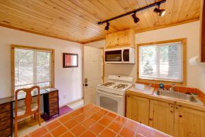 Φωτογραφία από το άλμπουμ του Walk to Golf Course Cobb Mountain Nature Escape σε Cobb