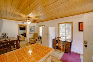 Φωτογραφία από το άλμπουμ του Walk to Golf Course Cobb Mountain Nature Escape σε Cobb