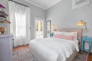 キーウェストにあるHAVANA VIEJA at Azul Mansion Key Westの大きなベッドと窓のある白い寝室 +25枚の写真