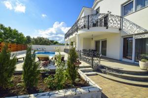 een huis met een balkon en een zwembad bij Mary Rose in Vodice