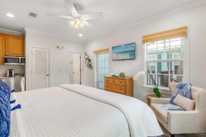 Kuchyň nebo kuchyňský kout v ubytování ROYAL PALM STUDIO at Travelers Palm Inn Key West