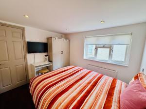 a bedroom with a bed and a window at Central London Mansion 2 in London +13 photos
