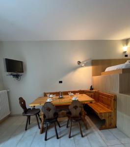 Μια τηλεόραση ή/και κέντρο ψυχαγωγίας στο Hostdomus - Mughetto Apartment