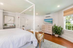 Ένα ή περισσότερα κρεβάτια σε δωμάτιο στο NUMBER ELEVEN at Scarlet Mango Inn Key West