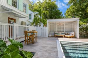 Πισίνα στο ή κοντά στο NUMBER ELEVEN at Scarlet Mango Inn Key West