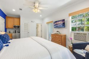 Η κουζίνα ή μικρή κουζίνα στο COCONUT PALM STUDIO at Travelers Palm Inn Key West