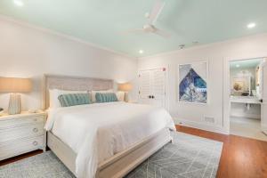 Postel nebo postele na pokoji v ubytování JULIE at Scarlet Mango Inn Key West