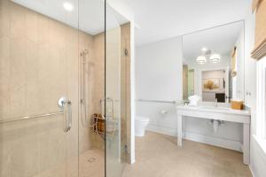 Koupelna v ubytování JULIE at Scarlet Mango Inn Key West + 16 fotografií