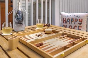 Nápoje v ubytování JULIE at Scarlet Mango Inn Key West