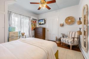 Ένα ή περισσότερα κρεβάτια σε δωμάτιο στο THE GATO ROOM at Inn on Fleming Key West! +16 φωτογραφίες