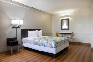 Ένα ή περισσότερα κρεβάτια σε δωμάτιο στο Studio 6 Beaumont, TX