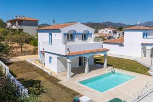 an aerial view of a house with a swimming pool at Villa il borgo con piscina in Budoni