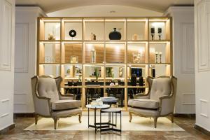 ブエノスアイレスにあるMidtown Boutique Hotelの棚付きの部屋(椅子2脚、テーブル1台付)