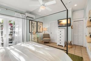 Фотография из галереи THE MALLORY SUITE at Inn on Fleming Key West! в Ки-Уэст