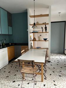 Una cocina con una mesa y sillas en una habitación. en Azzurra, Tellaro, en Tellaro
