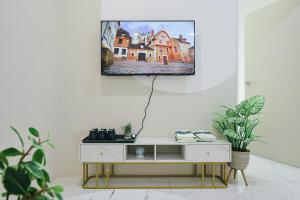 a living room with a tv hanging on a wall at Cameron Centrum Breeze Cozy Retreat Clover Home A-2-15B in Brinchang