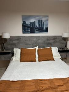 ein Schlafzimmer mit einem großen Bett mit zwei Kissen in der Unterkunft NUEVOCENTRO 1 in Cordoba + 39 Fotos