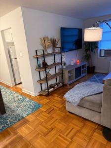 Una sala de estar con un sofá y un televisor de pantalla plana. en Large one bedroom apartment, en Washington