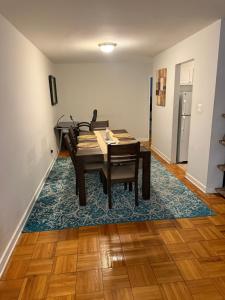Un comedor con una mesa y sillas sobre una alfombra. en Large one bedroom apartment, en Washington